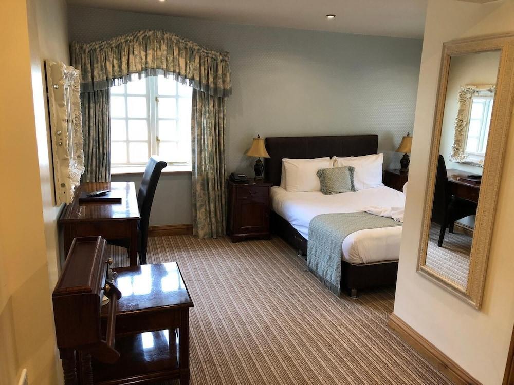 The George Hotel Stansted Airport Бишопс-Стортфорд Экстерьер фото