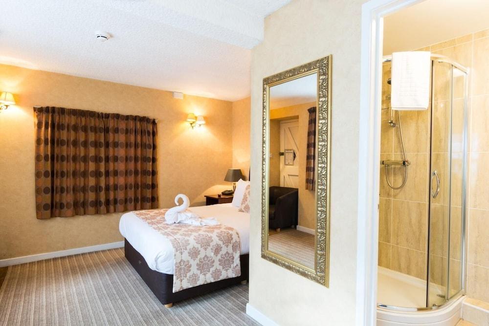The George Hotel Stansted Airport Бишопс-Стортфорд Экстерьер фото