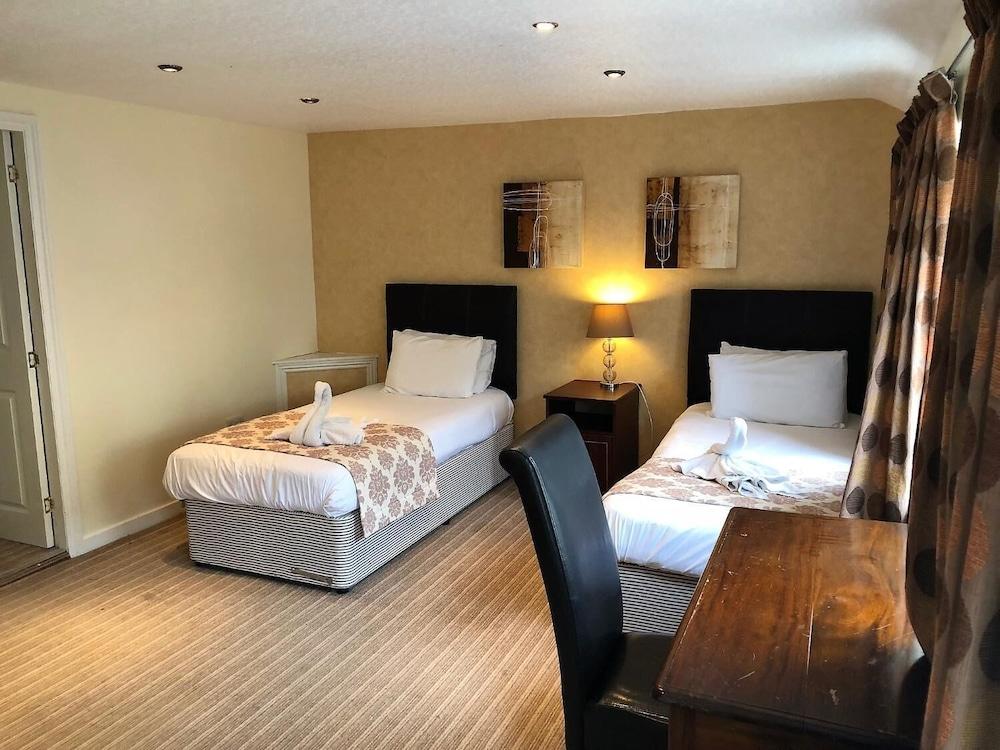 The George Hotel Stansted Airport Бишопс-Стортфорд Экстерьер фото