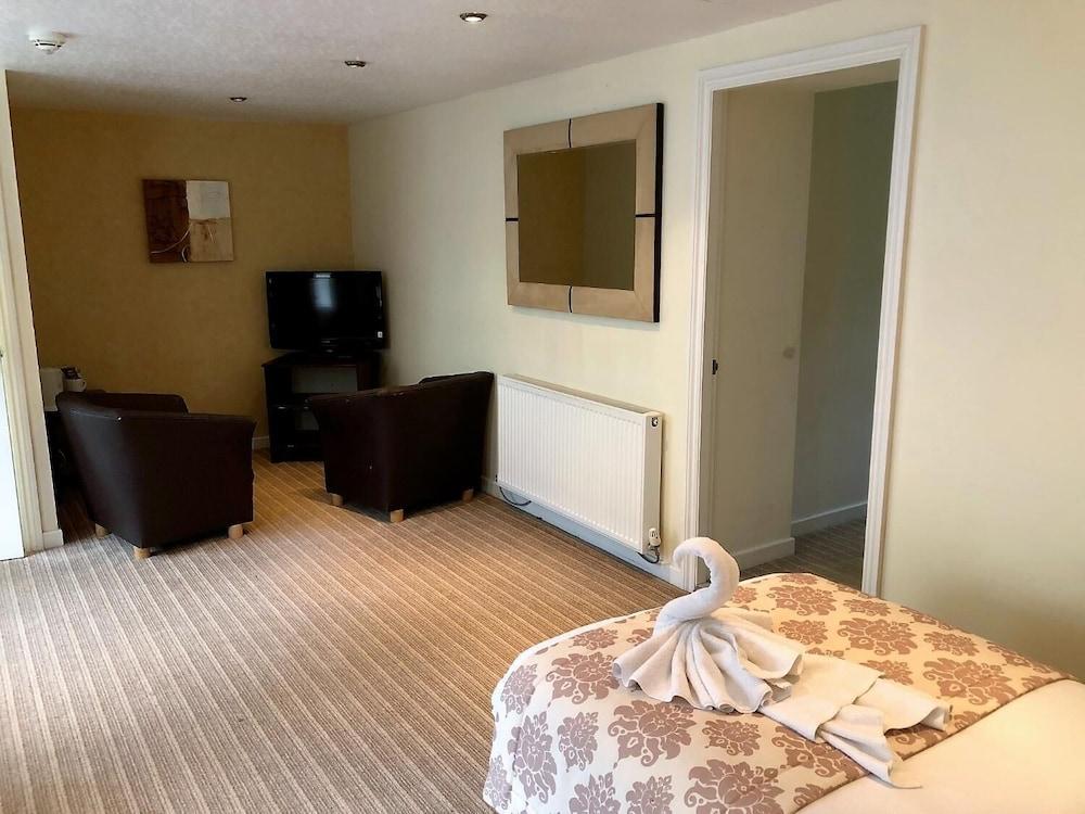 The George Hotel Stansted Airport Бишопс-Стортфорд Экстерьер фото