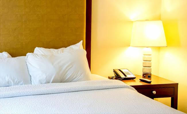 The George Hotel Stansted Airport Бишопс-Стортфорд Экстерьер фото